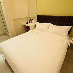 Standard Queen Room without Window